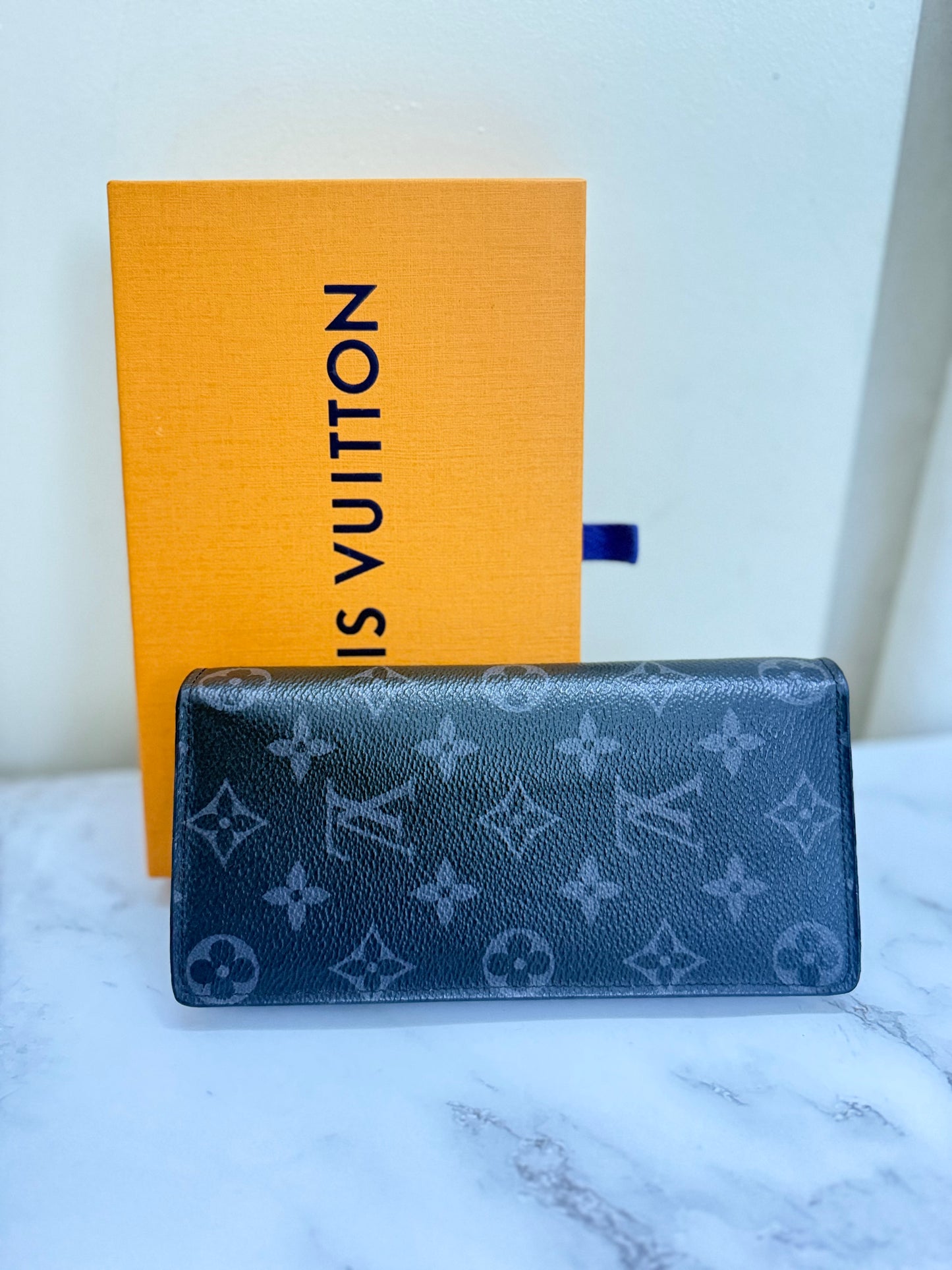 Louis Vuitton Monogram Wallet (Unisex)