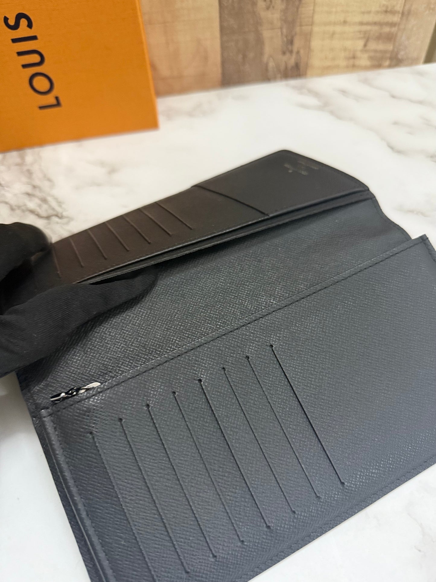 Louis Vuitton Monogram Wallet (Unisex)