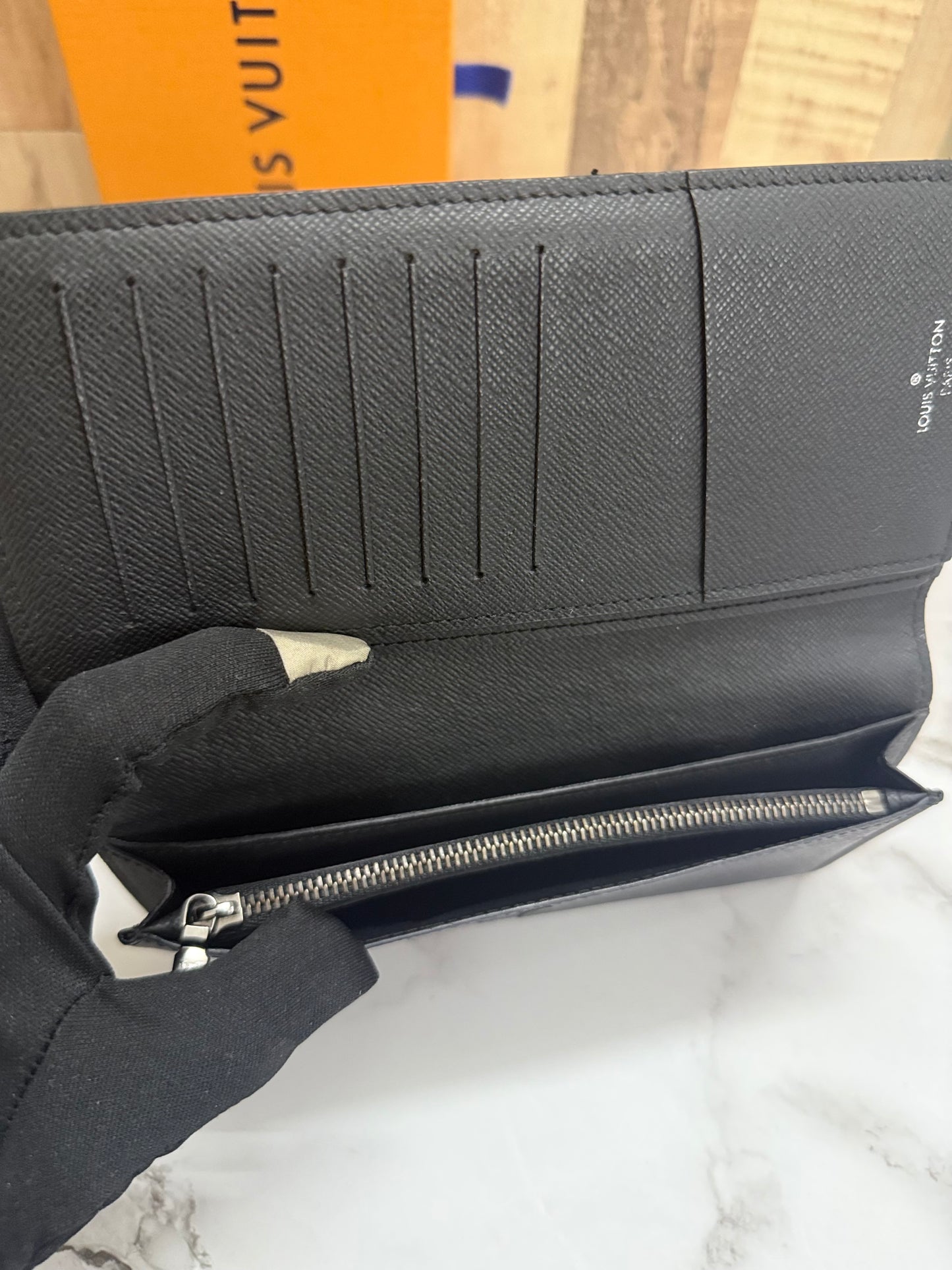 Louis Vuitton Monogram Wallet (Unisex)