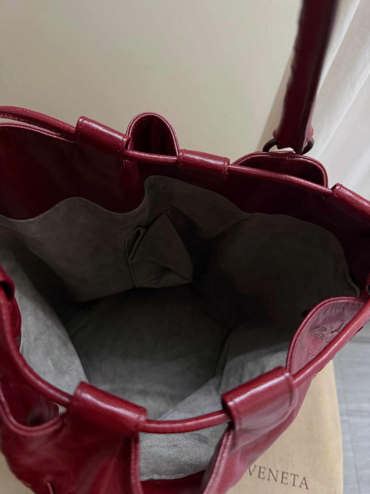 Bottega Veneta Intrecciato Drawstring Bucket Bag (Red Ombré)